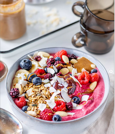 Frozen raspberry smoothie bowl met toppings