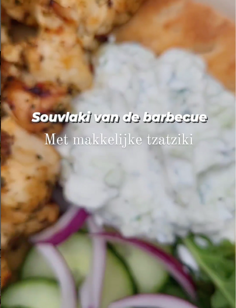 Souvlaki van de barbecue met makkelijke tzatziki