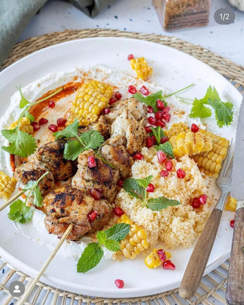 Kipsaté met gyroskruiden, feta crème, maïs en tex mex couscous